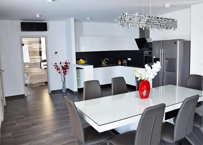 Modern Selina Nera With Heated Pool & Sea View In Μακάρσκα