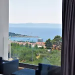 Modern Selina Nera With Heated Pool & Sea View In Willa Makarska